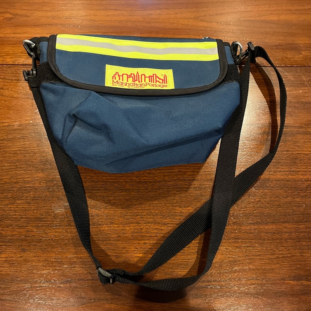 Manhattan Portage Red Label College Place Handlebar Bag with Vinyl Lining